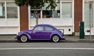 hatchback púrpura de 3 puertas estacionado en la calle