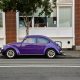 hatchback púrpura de 3 puertas estacionado en la calle